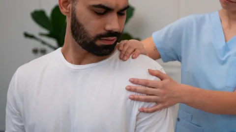 Foto demonstrativa de Fisioterapia para dor no ombro e limitação de movimento